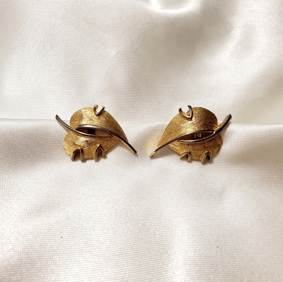 Vintage Earrings Leaves Brushed Gold, Vintage Custom Jewelry, Clip On - Picture 4 of 7
